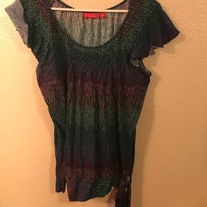 Elle bottom-tie tee